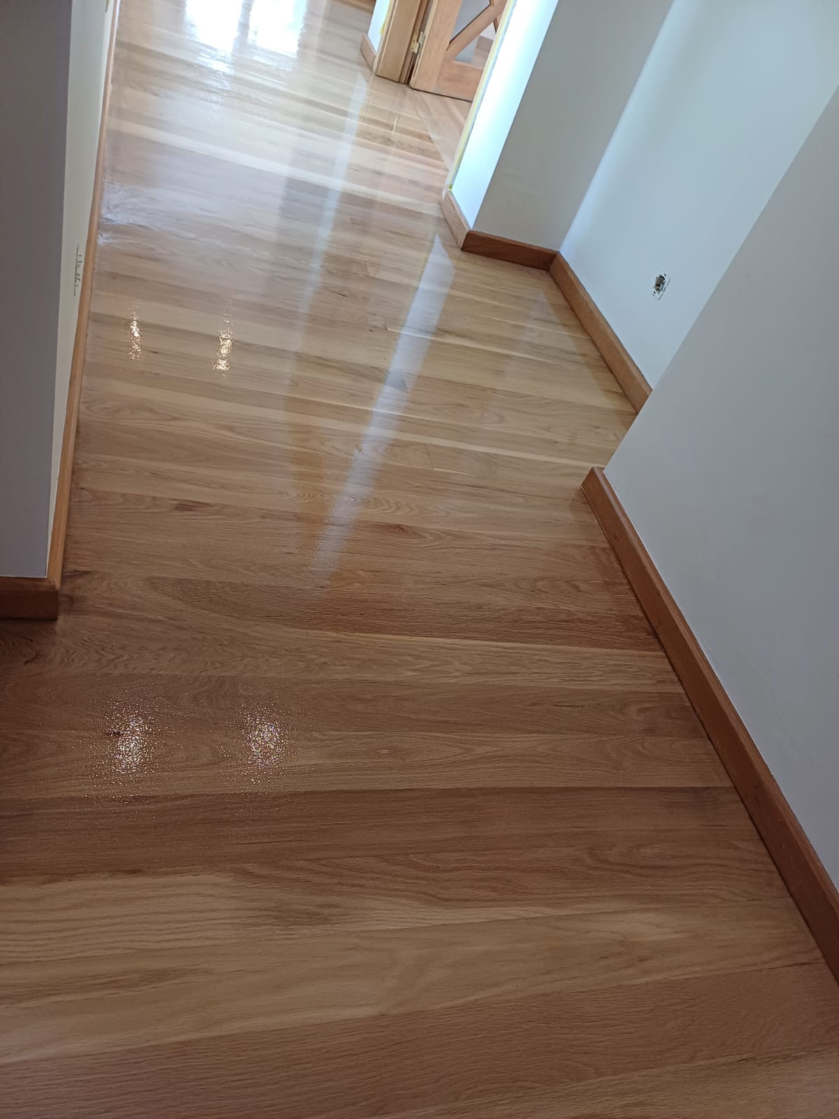 Piso de madeira recém-afagado