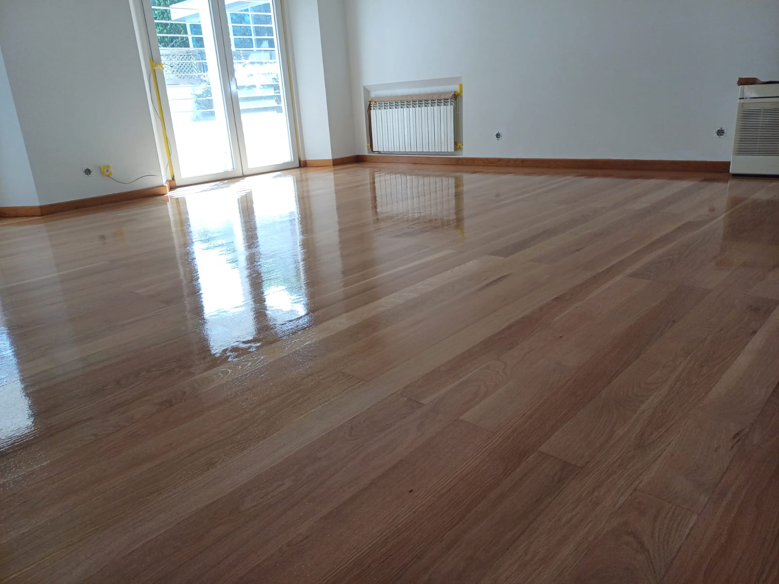 Piso de madeira recém-afagado